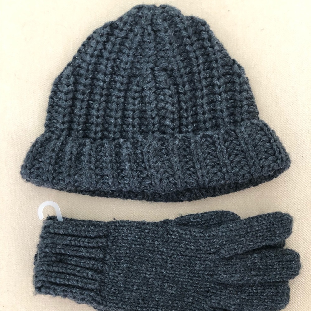 New Gap hat and gloves set. One size.
